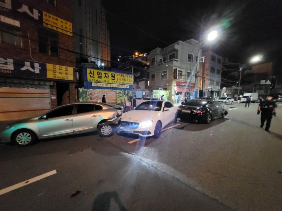 ▲ 차량 잇따라 들이 받은 10대 무면허 운전자 ⓒ 부산경찰청