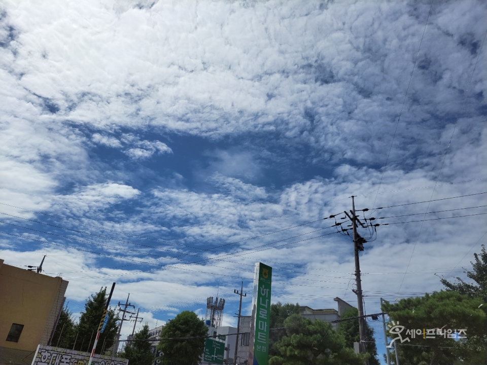 ▲ 전남 광양시 태풍의 영향으로 맑은 하늘에 구름이 많아지고 있다. ⓒ 김미영 기자