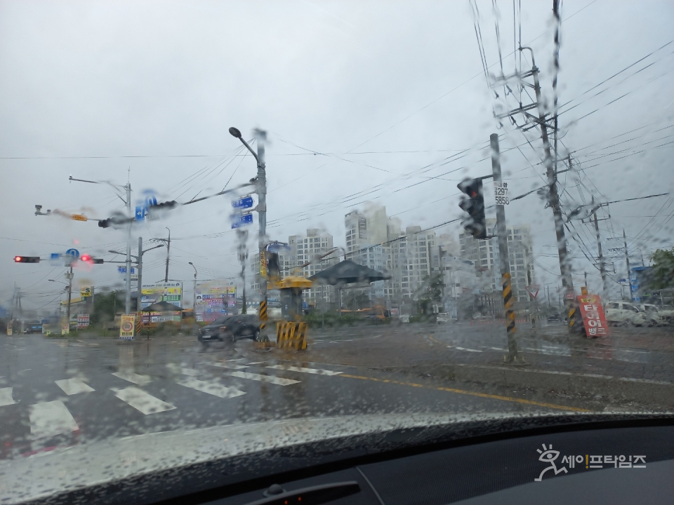 ▲ 자동차 창문넘어로 비가 많이 내리고 있다.  ⓒ 김미영 기자