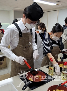 ▲ 장철민 의원이 자원봉사자들과 추석음식을 만들고 있다. ⓒ 의원실