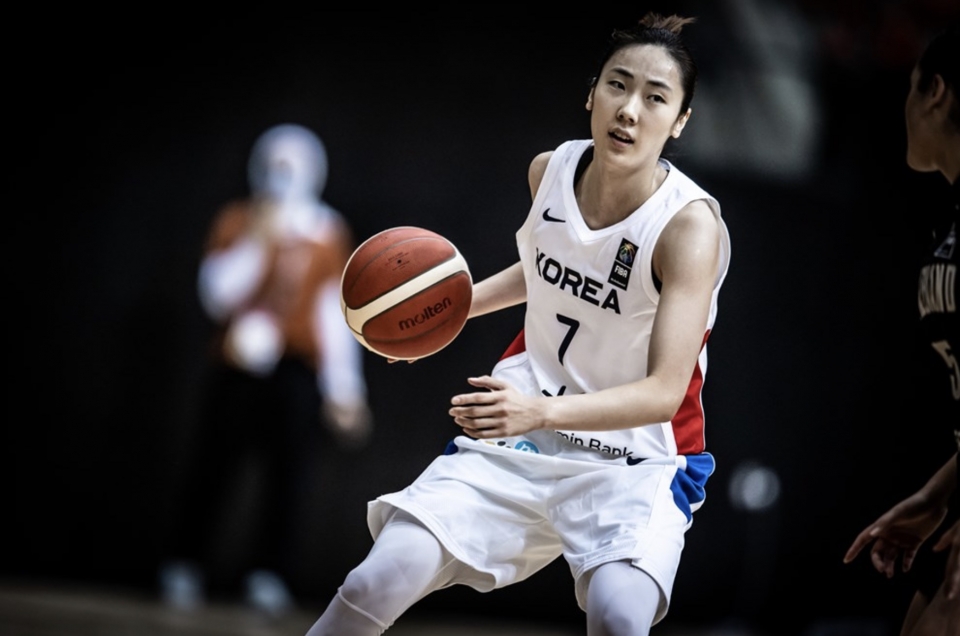 ▲ 27일(한국시간) 요르단 암만에서 열린 2021 국제농구연맹(FIBA) 여자 아시아컵 한국과 뉴질랜드의 경기에서 박혜진이 드리블을 하고 있다. ⓒ FIBA 홈페이지 캡처