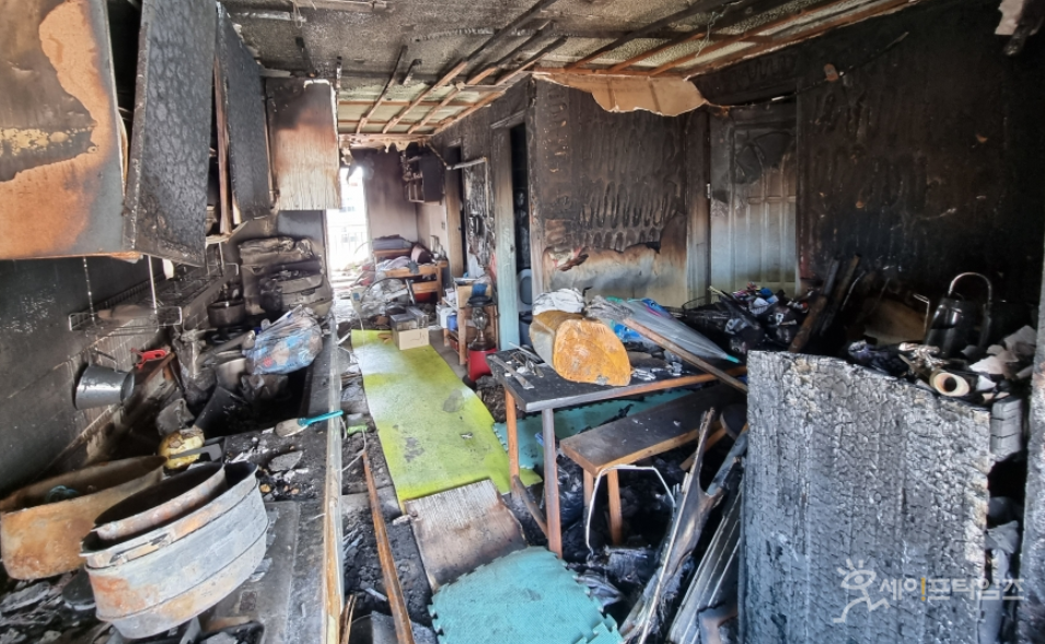 ▲ 화재가 발생한 부산시 저소득층 화재피해주민 집. ⓒ 부산소방본부