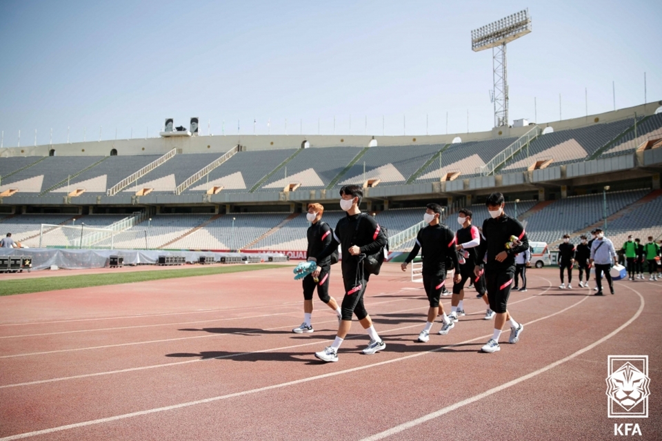 ▲ 11일(현지시간) 이란 테헤란의 아자디 스타디움에서 한국 축구 국가대표팀 선수들이 공식훈련을 위해 경기장으로 들어서고 있다. 대표팀은 12일 이란과 2022 카타르 월드컵 최종예선을 치른다. ⓒ 대한축구협회