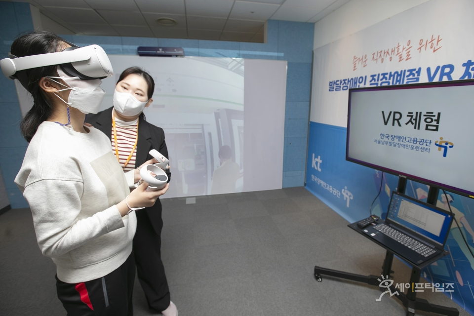 ▲ 발달장애인이 VR 기계를 쓰고 가상환경에서 직장생활을 체험하고 있다. ⓒ KT
