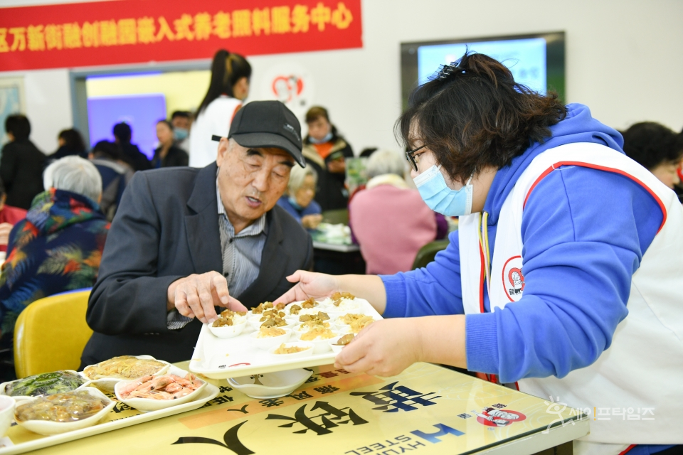 ▲ 중국 천진시 동리구 완산거리에 오픈한 '현대제철 노인식당'에서 지역 노인들이 식사를 하고 있다. ⓒ 현대제철
