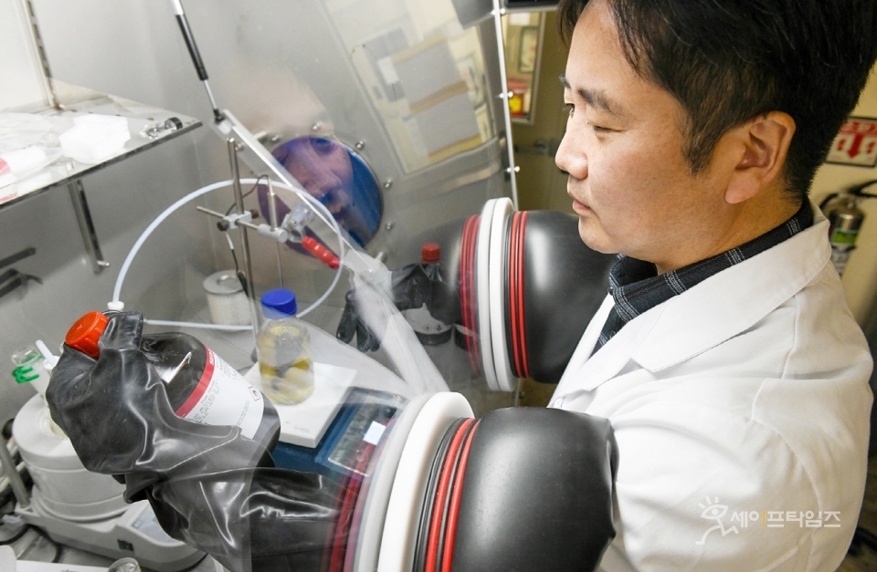 ▲ 하윤철 KERI 박사가 공침법을 통해 분리된 유기용매와 고체전해질을 생산하고 있다. ⓒ 한국전기연구원