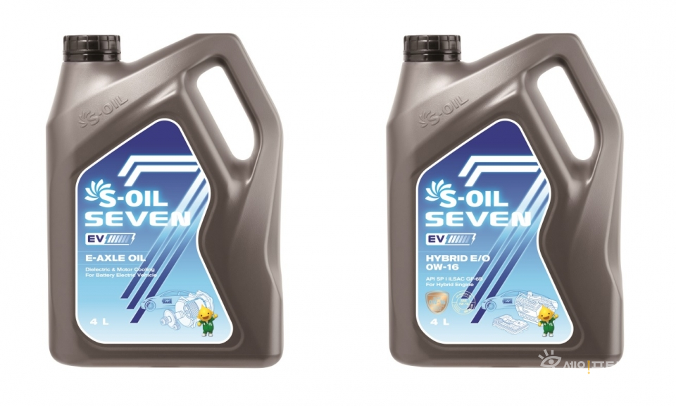 ▲ S-OIL Seven EV 제품인 액슬오일(왼쪽)과 하이브리드 차량 전용 윤활유. ⓒ S-OIL