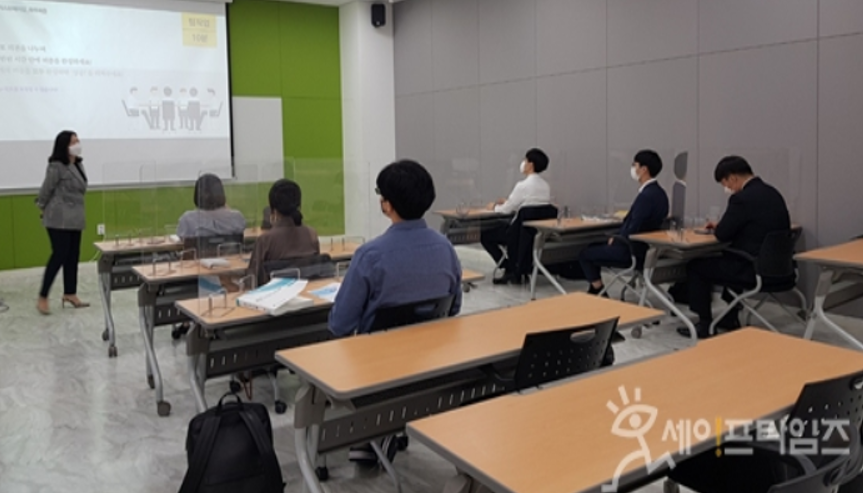 ▲ 한국식품안전관리인증원 하반기 공채 직원들이 신규직원 교육을 듣고 있다. ⓒ HACCP