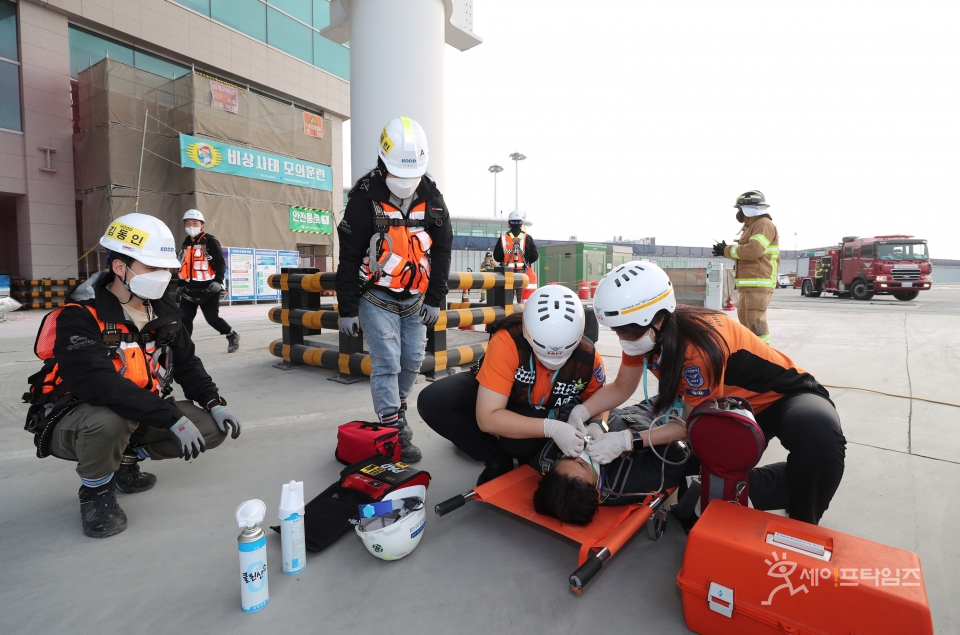 ▲ 인천공항 직원들이 4단계 건설현장 화재사고 대응훈련을 하고 있다. ⓒ 인천공항