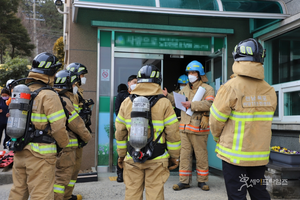 ▲ 목포소방서가 연소 확대 방지와 거동불편 환자 대피훈련을 하고 있다. ⓒ 목포소방서