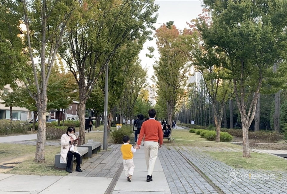 ▲ 시민들이 서울 연남동 경의선숲길을 걷고 있다. ⓒ 김소연 기자
