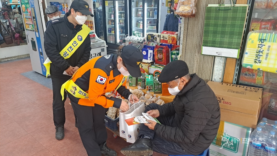 ▲ 인천 강화소방서 직원들이 화재안전 인쇄물을 나눠주고 있다. ⓒ 강화소방서