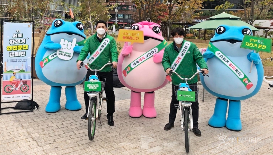 ▲ 하이트진로와 서울시, 서울경찰청 관계자들이 자전거 안전운전 캠페인을 홍보하고 있다. ⓒ 하이트진로