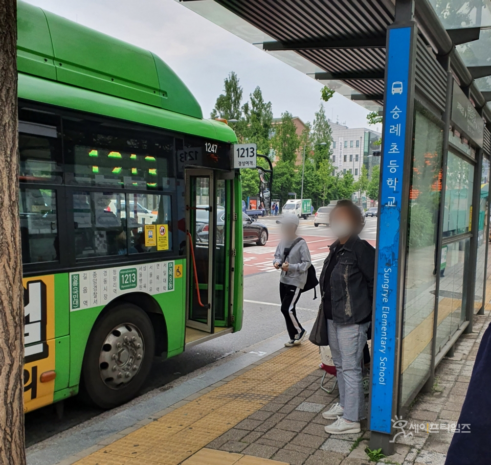 ▲ 서울 성북구 종암동 숭례초등학교 버스정류장에서 승객이 버스에 승차하고 있다. ⓒ 세이프타임즈