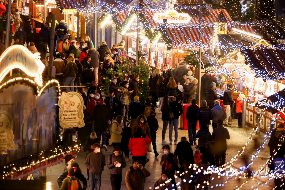 ▲ 독일 베를린의 시민들이 코로나19 4차 확산 와중인 22일(현지시간) 브라이차이트 광장에 조성된 크리스마스 마켓을 찾고 있다. ⓒ 로이터연합뉴스