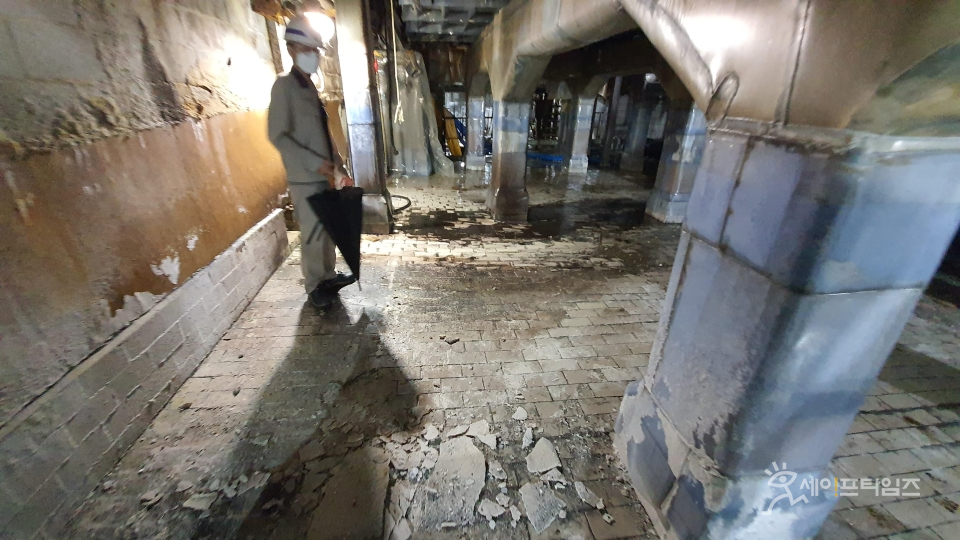 ▲ 영풍 석포제련소 제1공장 공정바닥의 내산벽돌과 리이닝이 부식·파손돼 있다. ⓒ 환경부