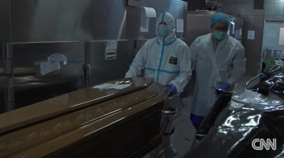 ▲ 루마니아 부쿠레슈티 병원 관계자들이 시신을 옮기고 있다. ⓒ CNN