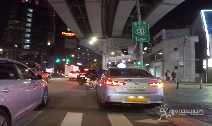 ▲ 서울 성북구 한 도로에 택시가 우회전 차선을 막고 있다. ⓒ 이찬우 기자