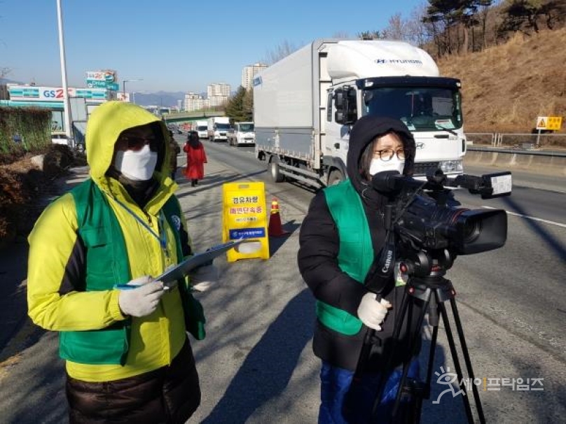 ▲ 한국환경공단 관계자가 비디오 측정기를 활용해 차량 배출가스 단속을 하고 있다. ⓒ 환경부