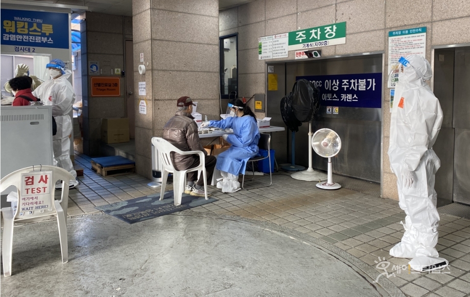 ▲ 서울시 성북보건소에서 한 시민이 코로나19 검사를 받고 있다. ⓒ 김소연 기자