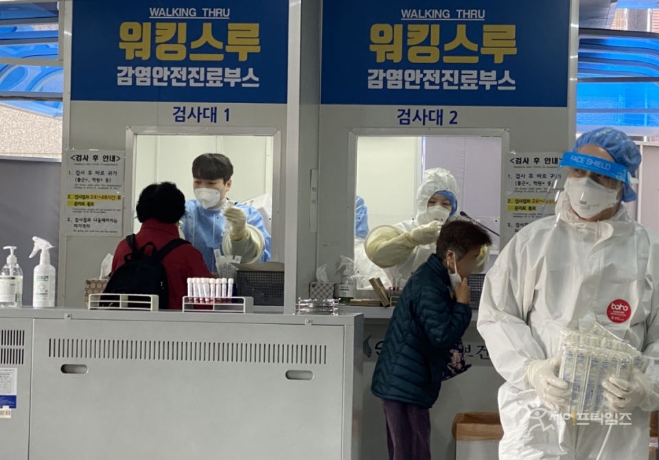 ▲ 시민들이 코로나19 검사를 받고 있다. ⓒ 김소연 기자