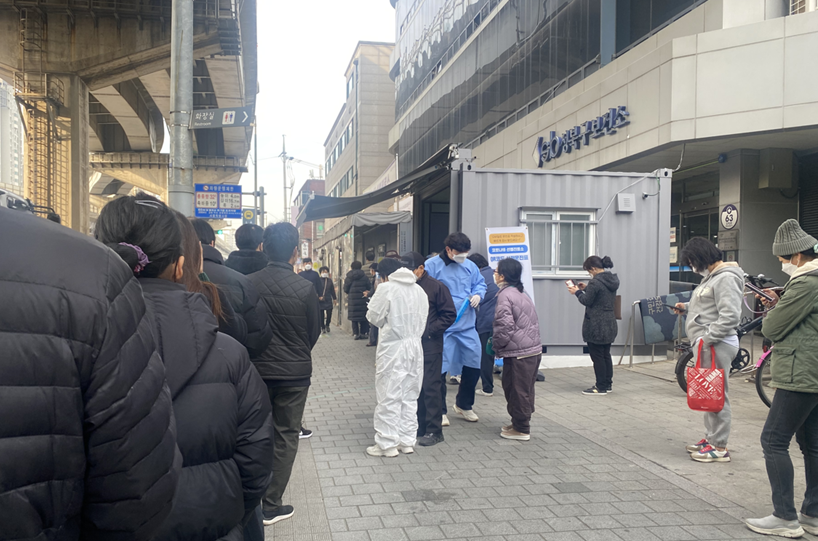 ▲ 계속되는 코로나19 확진자 증가로 성북보건소 앞 검사 대기자들이 줄을 서고 있다. ⓒ 김소연 기자