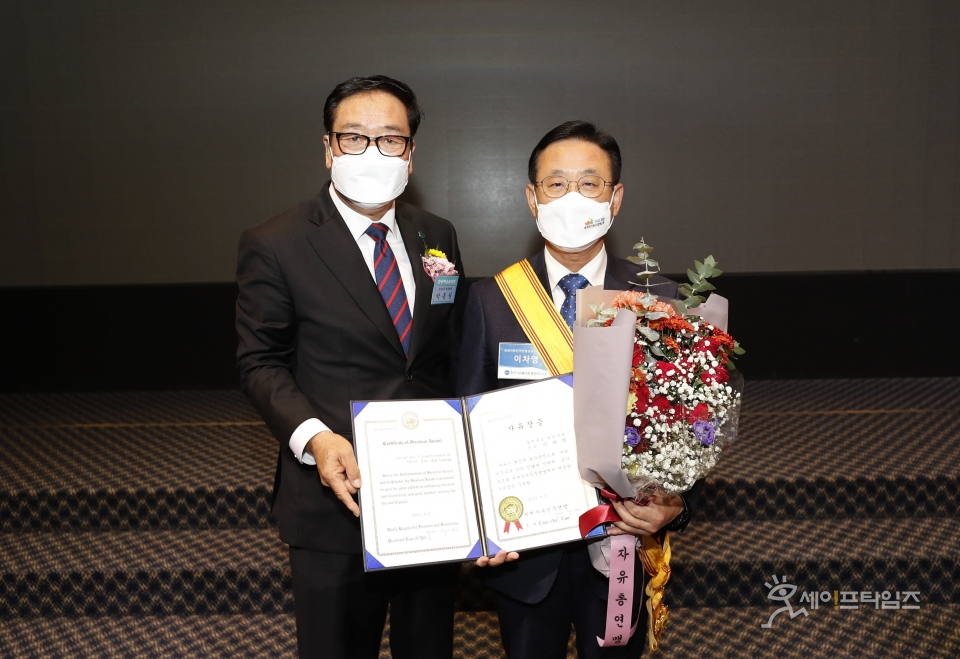 ▲ 이차영 괴산군수(오른쪽)가 세계자유민주연맹 '자유장'을 수상했다. ⓒ 괴산군