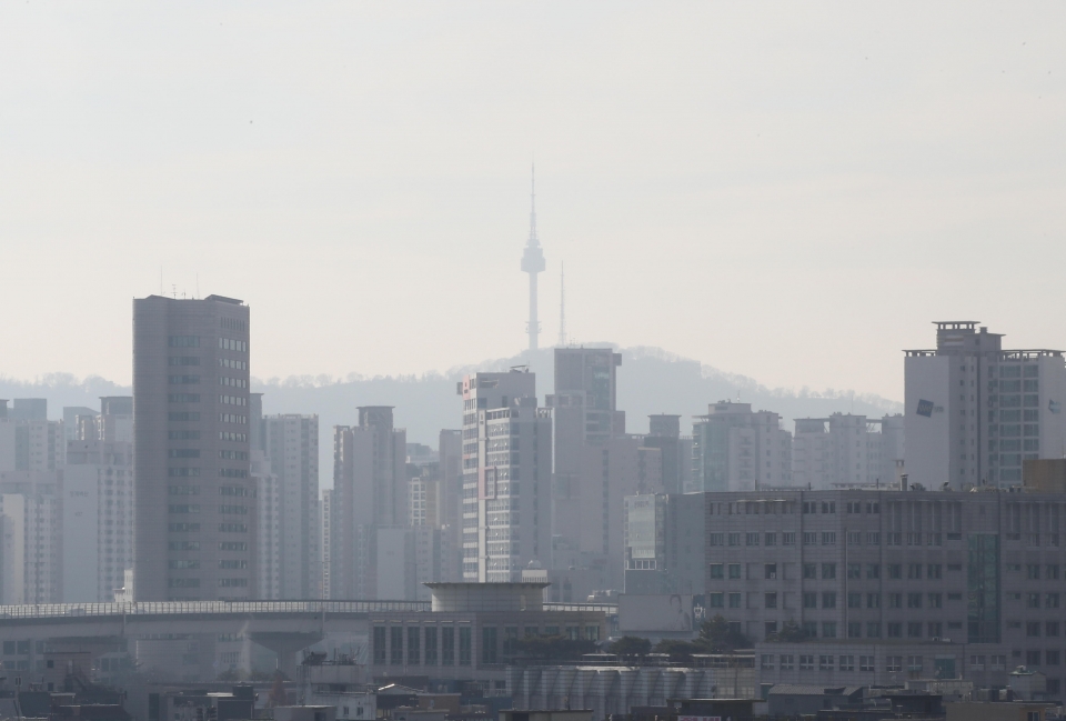 ▲ 서울 남산타워가 미세먼지로 뿌옇게 보이고 있다. ⓒ 연합뉴스