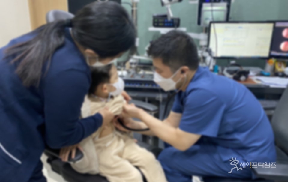 ▲ 한 아이가 병원에서 독감예방접종을 맞고 있다. ⓒ 김소연 기자