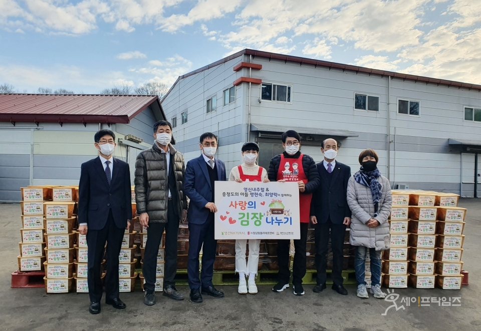 ▲ 팽현숙·최양락부부는 영신내추럴과 함께 취약계층노인분들을 위해 김장김치를 기탁했다. ⓒ 충주시