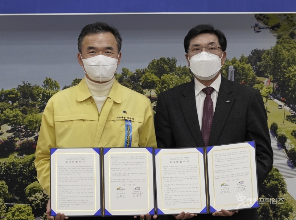 ▲ 이항진 여주시장(왼쪽)과 오봉록 한국수자원공사 수도부문이사가 협약 체결 후 기념촬영을 하고 있다. ⓒ 한국수자원공사
