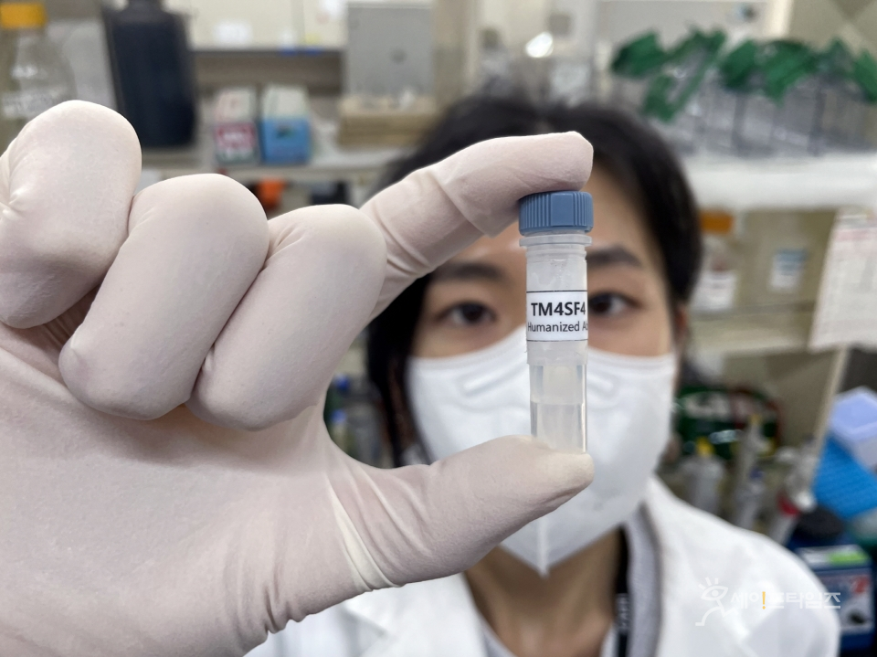 ▲ 한국원자력연구원 연구진이 개발한 TM4SF4 항체항암제 후보물질을 들고 있다. ⓒ 한국원자력연구원