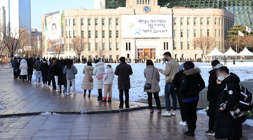 ▲ 19일 서울시청 앞 광장에 마련된 신종 코로나바이러스 감염증(코로나19) 임시 선별검사소에서 시민들이 줄을 서고 있다. ⓒ 연합뉴스