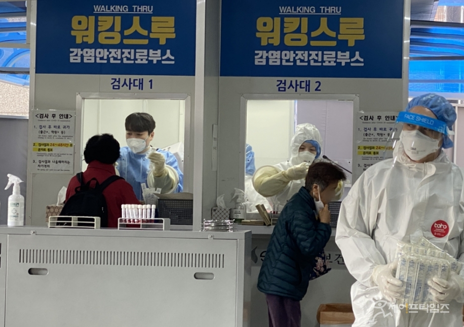 ▲ 서울 성북보건소 관계자들이 주말에도 코로나19 검사를 하고 있다. ⓒ 김소연 기자