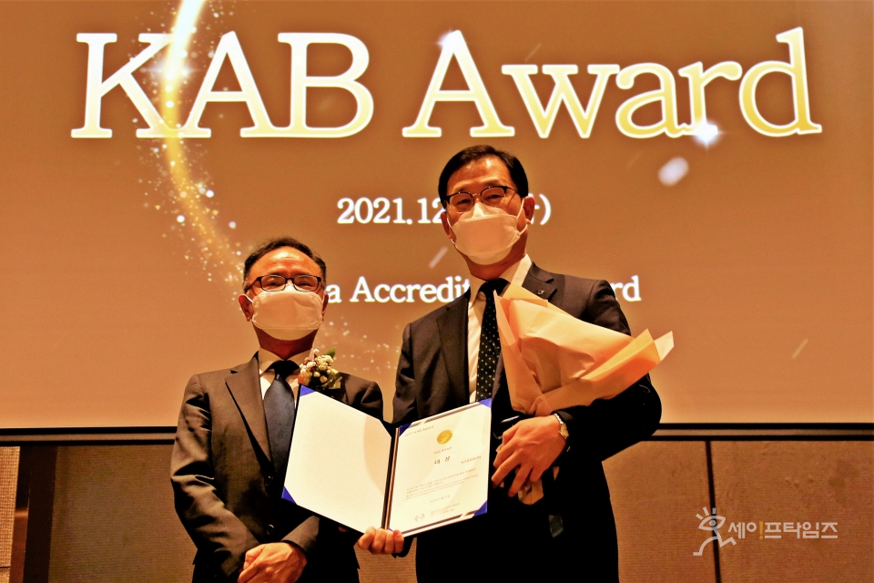 ▲ 하이트진로가 2021 KAB Award ESG 경영실천 부문에서 대상을 수상했다. 정일석 상무(오른쪽)가 수상후 기념촬영을 하고 있다. ⓒ 하이트진로