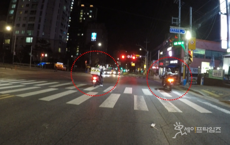 ▲ 6일 오후 10시쯤 서울 성북구 길음동의 한 도로에서 순식간에 오토바이 2대가 신호를 위반했다. ⓒ 이찬우 기자
