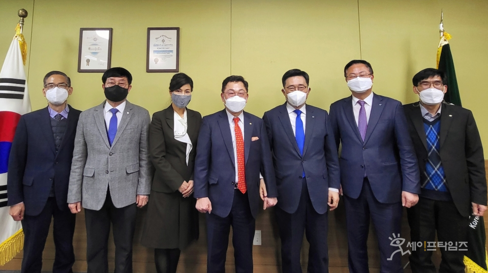 ▲ 김춘진 aT 사장(오른쪽)이 World OKTA와 간담회를 개최했다. ⓒ 한국농수산식품유통공사