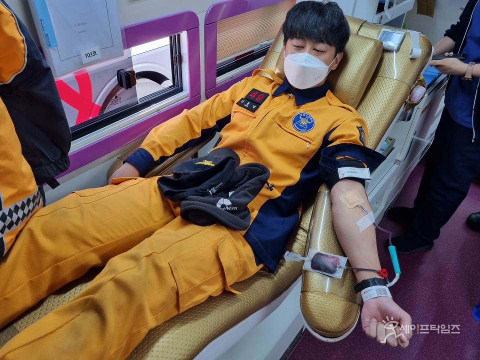 ▲ 부산소방학교 예비소방관들이 헌혈을 하고 있다. ⓒ 부산소방본부