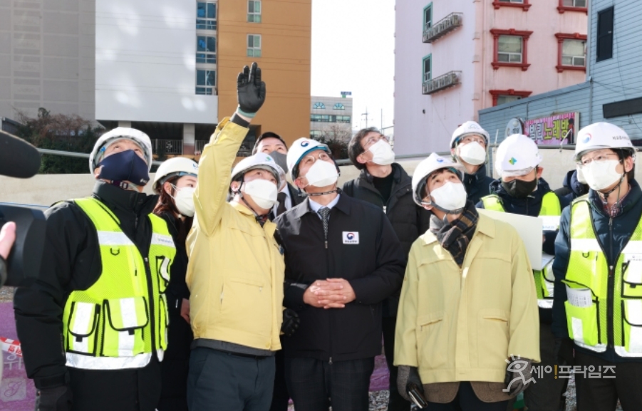 ▲ 노형욱 국토부 장관(가운데)이 광주 아파트 붕괴 현장을 점검하고 있다. ⓒ 국토부
