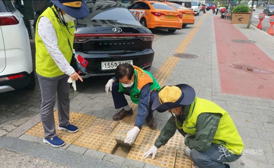 ▲ 서울시 송파구 안전보안관들이 도로시설물을 점검하고 있다. ⓒ 서울시