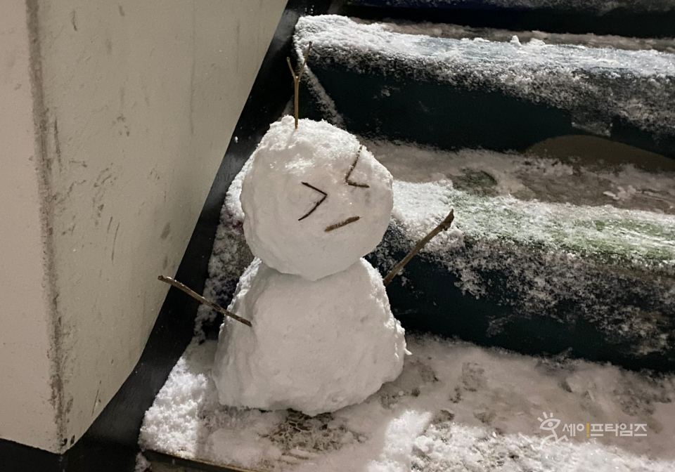 ▲ 서울 신정동 한 아파트 계단에 눈사람이 세워져 있다. ⓒ 신승민 기자