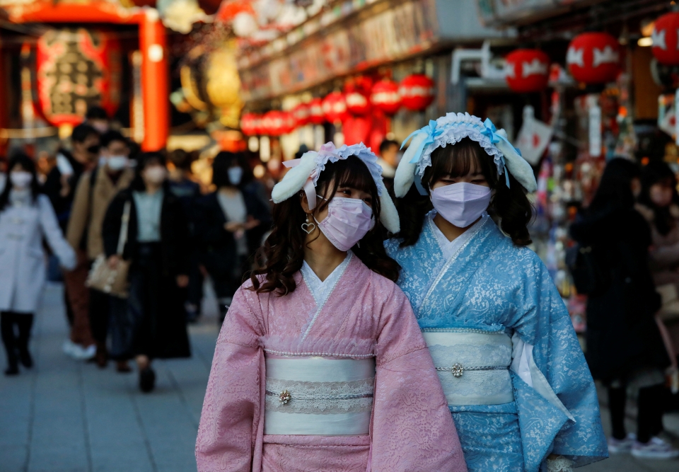 ▲ 일본 도쿄 아사쿠사 센소지로 향하는 나카미세 거리에서 관람객들이 마스크를 쓰고 다니고 있다. ⓒ 연합뉴스