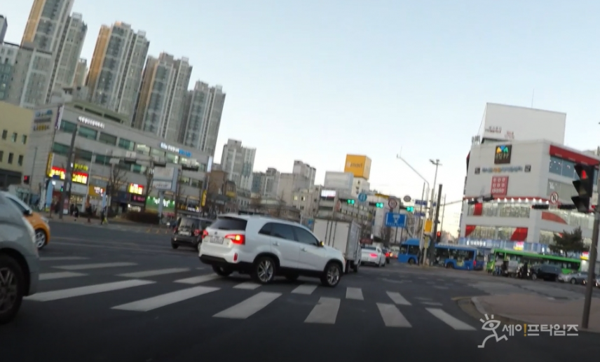 ▲ 19일 서울 강북구 미아사거리에서 한 차량이 직진차선에서 우회전을 하고 있다. ⓒ 이찬우 기자