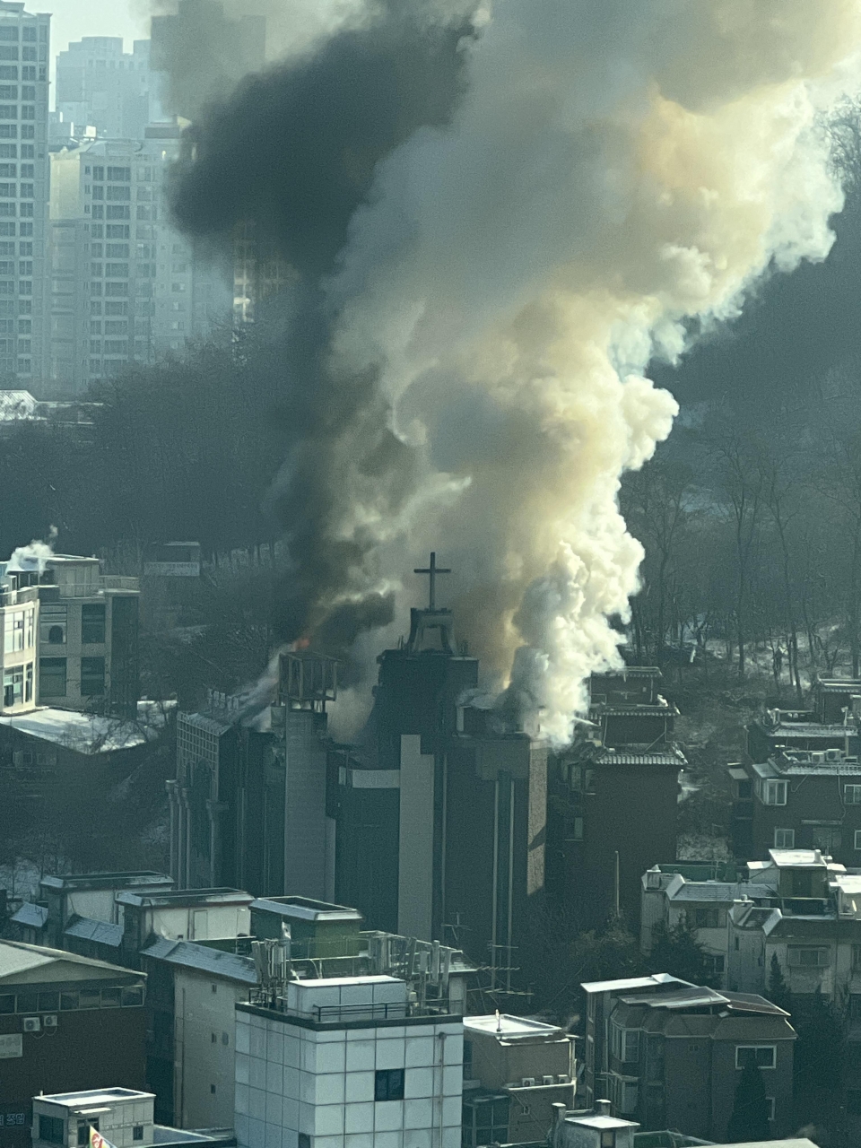 ▲ 20일 오전 9시 16분께 경기 남양주시의 한 교회 건물에서 불이나 연기가 치솟고 있다. 불은 약 1시간 만에 꺼졌으며, 해당 건물은 현재 사용하지 않고 비어 있어 인명피해는 없었다. ⓒ 연합뉴스