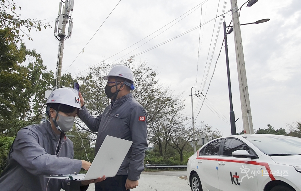 ▲ KT 직원들이 전남 담양에서 LTE와 5G 장거리 프론트홀 테스트를 진행하고 있다. ⓒ KT