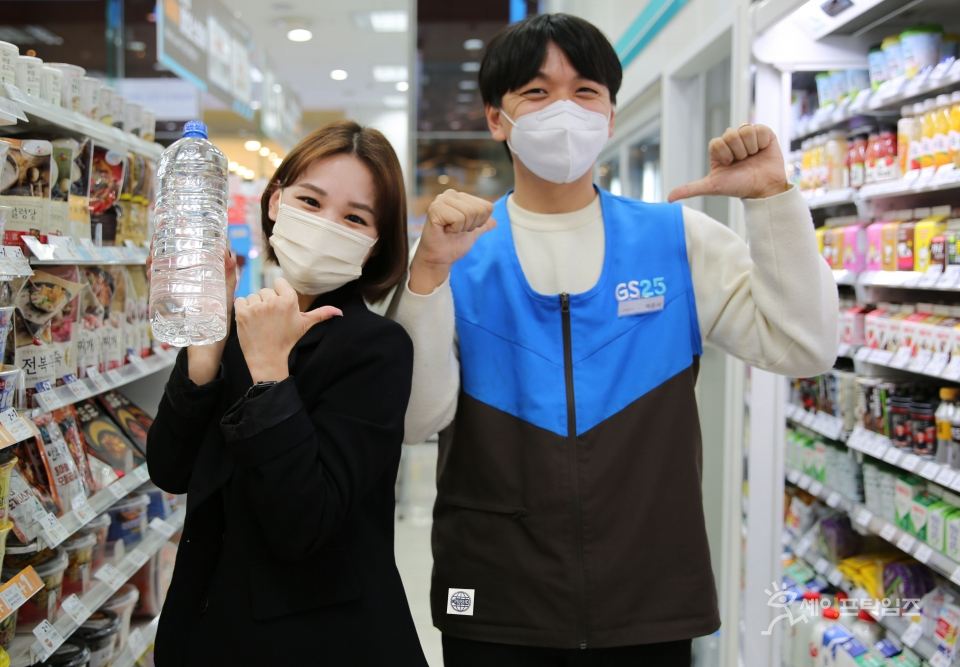 ▲ 무라벨 생수를 들고 있는 모델과 업사이클 유니폼을 입은 모델이 포즈를 취하고 있다.  ⓒ GS리테일