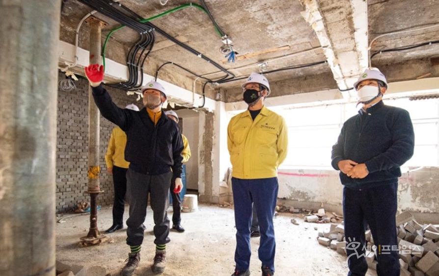 ▲ 성장현 용산구청장(가운데)이 보훈회관 건립공사 현장 관계자의 설명을 듣고 있다. ⓒ 용산구