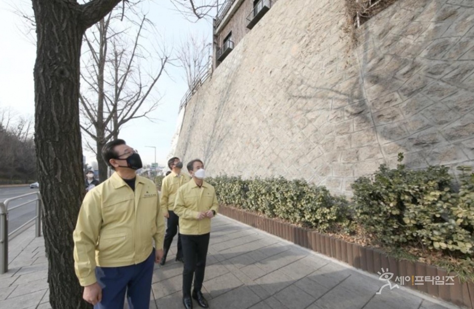 ▲ 성장현 용산구청장(왼쪽)이 이태원초교 앞 옹벽 안전상태를 살펴보고 있다. ⓒ 용산구