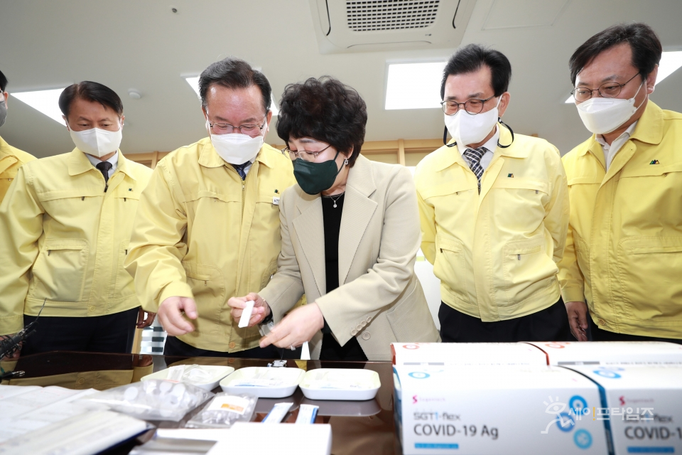 ▲ 김부겸 국무총리와 이시종 충북지사가 충북 오송 코로나19 자가검사키트 생산업체 수젠텍을 방문했다. ⓒ 충북도