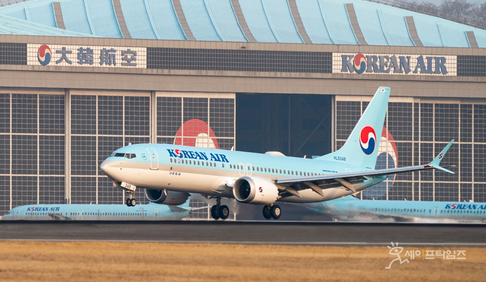 ▲ 대한항공 보잉 737-8 항공기 1호기가 김포공항에 착륙하고 있다. ⓒ 대한항공